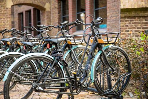 Катание на велосипеде по территории Bunk Hotel Amsterdam или окрестностям