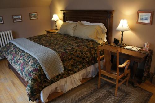 Tempat tidur dalam kamar di Maplecroft Bed & Breakfast