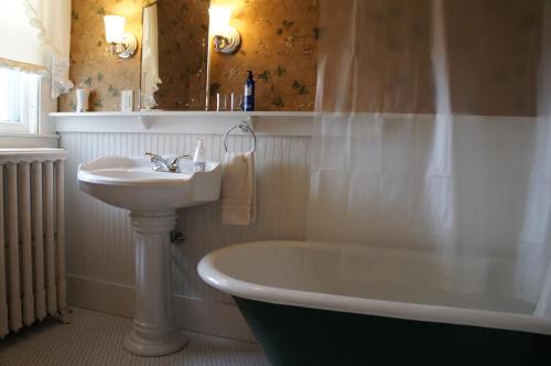 Ванна кімната в Maplecroft Bed & Breakfast
