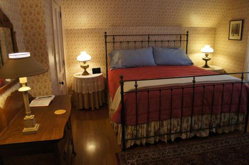 Katil atau katil-katil dalam bilik di Maplecroft Bed & Breakfast
