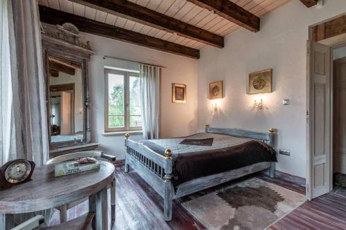 Schlafzimmer mit einem Bett, einem Tisch und einem Spiegel in der Unterkunft Dworek Sominy in Sominy