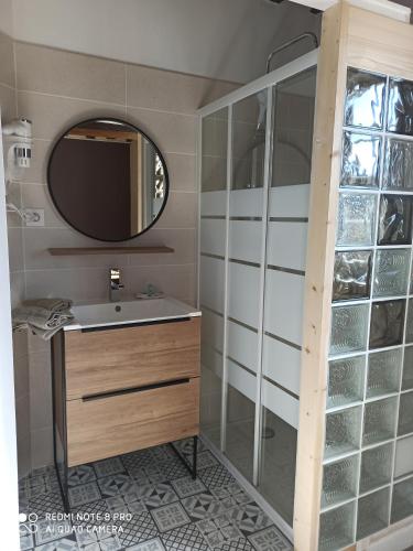 W łazience znajduje się umywalka i lustro. w obiekcie La Colombine w mieście Vascoeuil