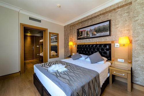 Säng eller sängar i ett rum på Levent Hotel Istanbul
