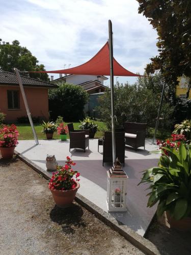 a patio with a tent and some plants and flowers at Quo Vadis Qui Vieni in Rovigo
