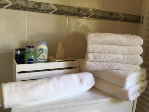 uma pilha de toalhas numa prateleira na casa de banho em Ferienwohnung „Fiordaliso“ em Schweich