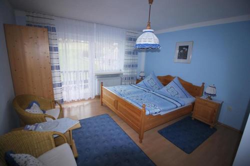 1 dormitorio con 1 cama, 1 mesa y 1 silla en Gästehaus Schreiner, en Sankt Oswald