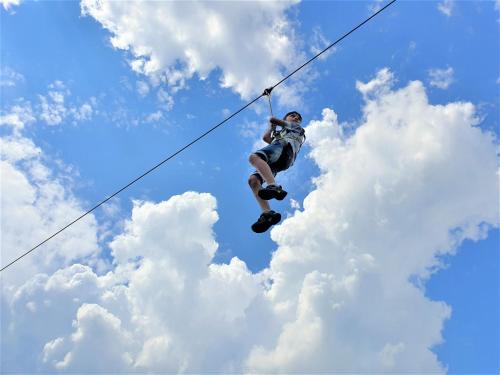 un hombre está sobre una cuerda en el cielo en Casa Muscelelor, en Pietroşani