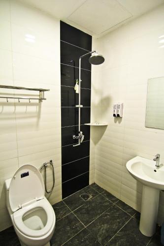 Bilik mandi di Hotel Rasah Seremban