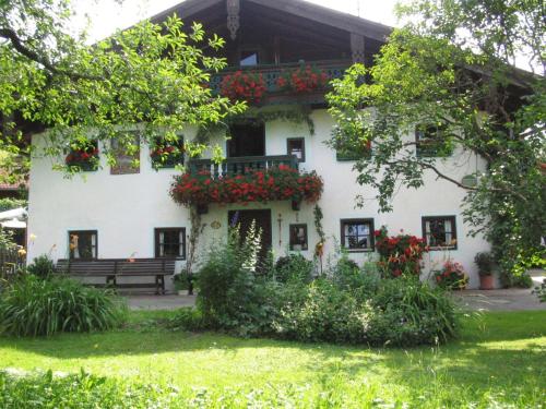 un edificio blanco con cajas de flores. en Ferienwohnung Aicher Sagberg, en Frasdorf