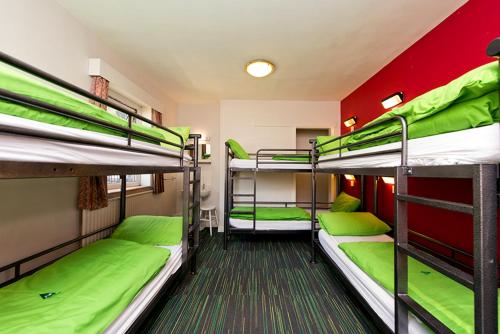 Katil dua tingkat atau katil-katil dua tingkat dalam bilik di YHA Sheringham