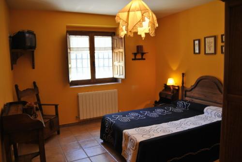 1 dormitorio con cama y ventana en La Trocha De Hoyorredondo, en Hoyorredondo