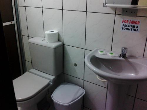 a bathroom with a toilet and a sink at Pousada Mar e Cia in Ilha do Mel