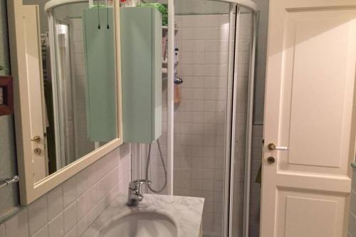 łazienka z pisuarem i przeszkloną kabiną prysznicową w obiekcie A Casa di Claudia w Wenecji