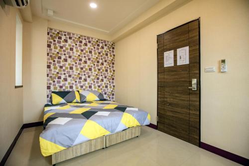a bedroom with a bed and a wooden door at 106 Homestay in Ruifang