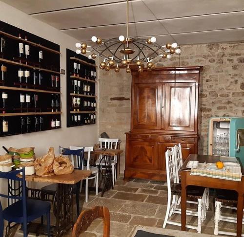 uma sala de jantar com mesas e cadeiras e um lustre em B&B Al Convento em Potenza