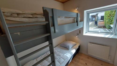 Poschodová posteľ alebo postele v izbe v ubytovaní Vigen ferielejligheder