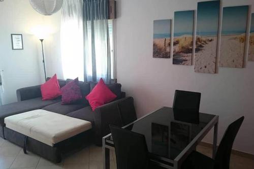 un soggiorno con divano e tavolo di Falesia - near the beach - The GAVEL Apartment ad Albufeira