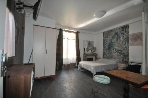 une chambre avec un lit, un bureau et une table dans l'établissement Beaublache Résidence studios meublés, à Grenoble