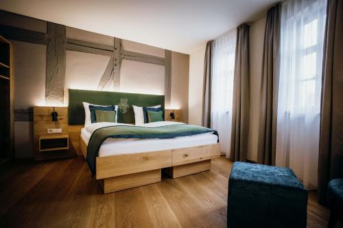 Postel nebo postele na pokoji v ubytování Burghotel Scharfenstein