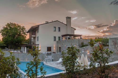 een villa met een zwembad en een huis bij Cardo Boutique&Wine Resort in Málchina