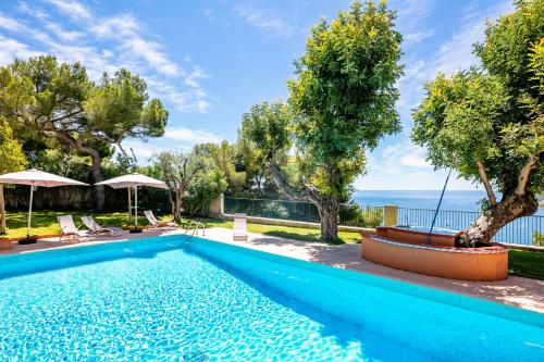 een zwembad in een villa met uitzicht op de oceaan bij RESIDENCE DU CAP AP2027 - Villefranche-sur-Mer, by Riviera Holiday Homes in Villefranche-sur-Mer