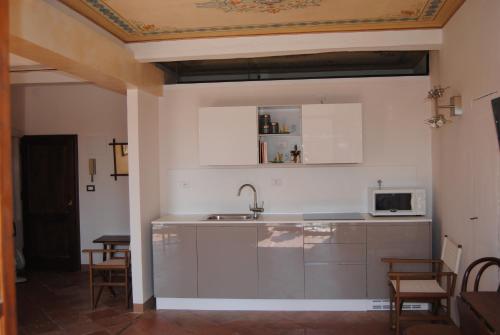 a kitchen with a sink and a microwave at I Balconcini in Siena