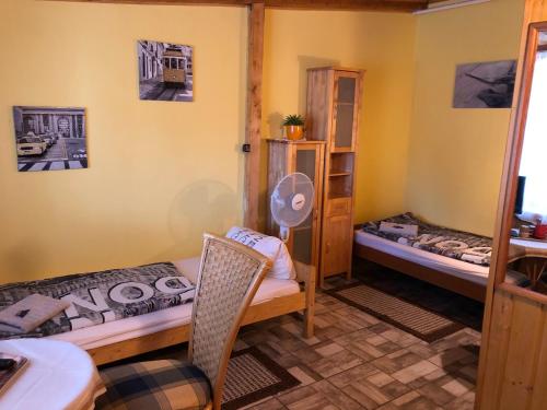 ジェールにあるCity Camping& Apartman &Bungalowの二段ベッド2台、テーブル、椅子が備わる客室です。