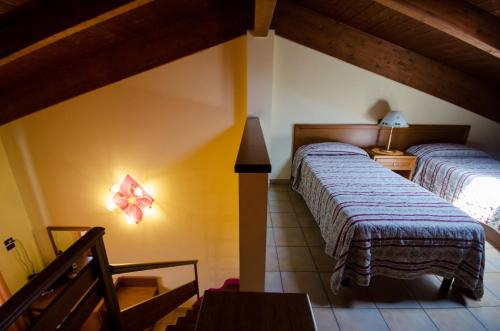 een slaapkamer met 2 bedden op een zolder bij Hotel Duca Della Corgna in Castiglione del Lago