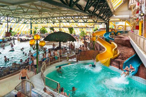 a group of people in a pool at a water park at Oostappen Vakantiepark Hengelhoef NV in Houthalen-Helchteren