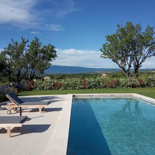- une piscine avec une table et un banc à côté dans l'établissement Le Cottage du Chat Blanc, à Saint-Didier