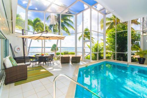 Φωτογραφία από το άλμπουμ του Pools of the Kai 3 - Waterfront Condo with Private Pool Atrium, Walk to Restaurants σε Driftwood Village