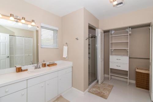 Φωτογραφία από το άλμπουμ του Pools of the Kai 3 - Waterfront Condo with Private Pool Atrium, Walk to Restaurants σε Driftwood Village