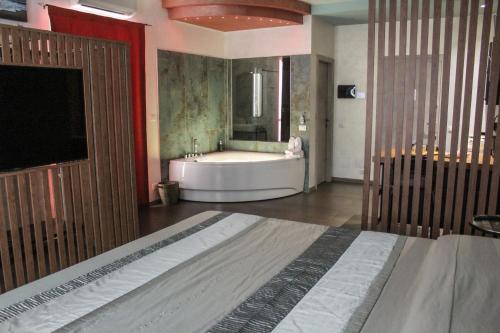 A bed or beds in a room at Garda Fantasy Apartment - JACUZZI