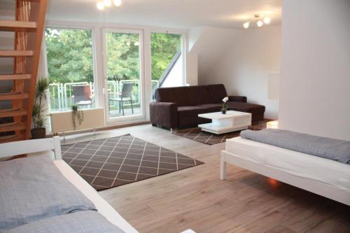 um quarto com uma cama e uma sala de estar em Wunderschöne Wohnung mit großen Terrasse in Mülheim Heißen em Mülheim an der Ruhr