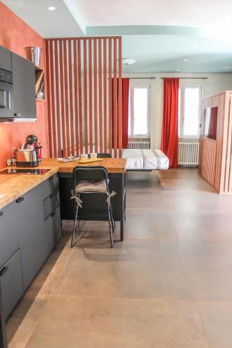 Η κουζίνα ή μικρή κουζίνα στο Garda Fantasy Apartment - JACUZZI