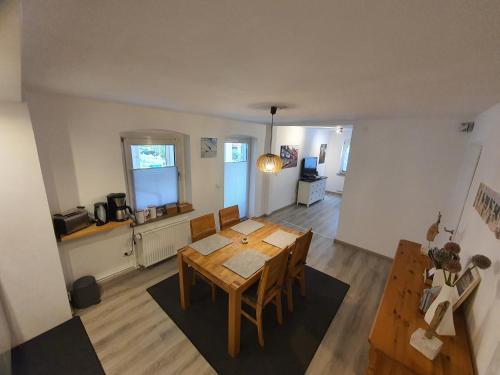 sala de estar con mesa de madera y cocina en Ferienhaus an der Bergmühle, en Flensburg