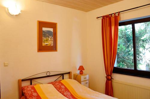 - une chambre avec un lit et une fenêtre dans l'établissement Kuckucksnest, à Bielefeld