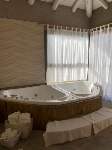eine große Badewanne in einem Zimmer mit Fenster in der Unterkunft Casa Septem in Villa Seca