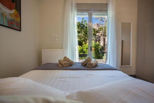 A bed or beds in a room at Acropolis Slow Living apt under the Parthenon