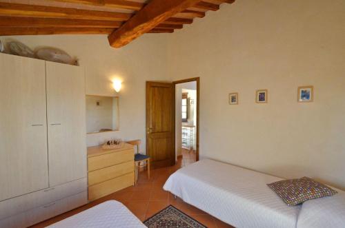 una camera con letto e cassettiera di I Cipressi a Castelnuovo Berardenga