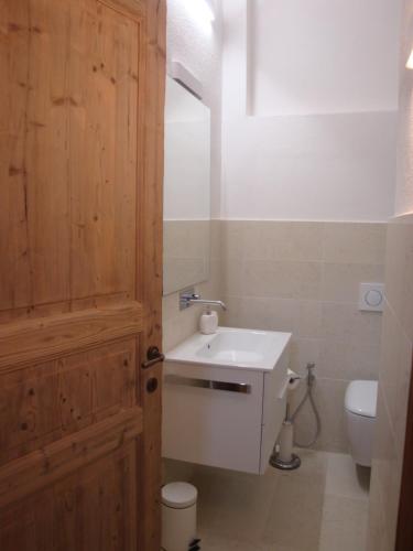 SantʼAnna dʼAlfaedo的住宿－Da Andrea e Raffaella，浴室配有白色水槽和卫生间。