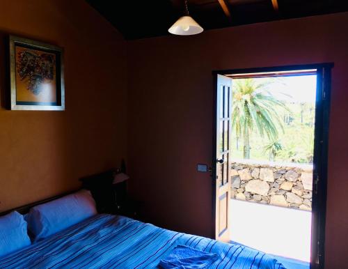 a bedroom with a bed and a window at Jardin Las Hayas in Valle Gran Rey
