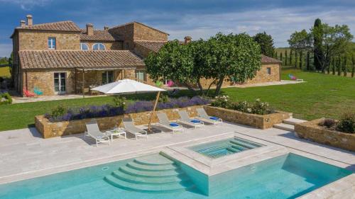 eine Villa mit einem Pool vor einem Haus in der Unterkunft Palazzone in Torrita di Siena