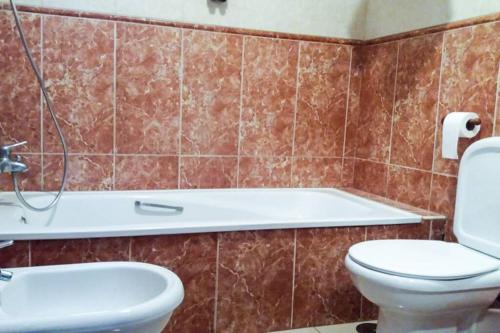 un baño con inodoro y bañera en Vivienda vacacional A38473 bonita, agradable y tranquila en Tenerife, en Costa del Silencio