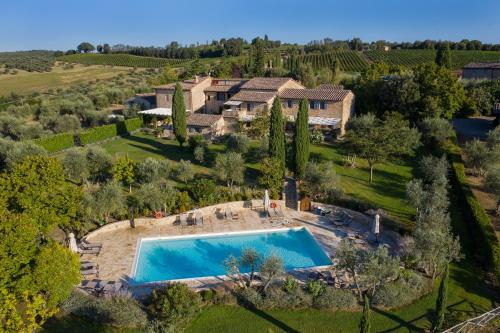 卡斯德爾諾沃貝拉登卡的住宿－Borgo Argiano，享有带游泳池的庄园的空中景致