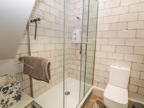 A bathroom at Yew Tree Cottage