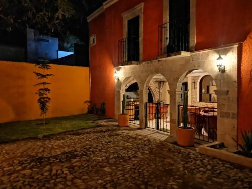 an empty street in front of a building at night at Hotel Boutique Real Tequila in Tequila