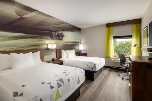 Katil atau katil-katil dalam bilik di La Quinta Inn & Suites by Wyndham Braselton