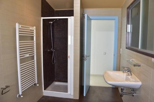 W łazience znajduje się prysznic i umywalka. w obiekcie La Casa del Pas w mieście Sant Jaume d'Enveja