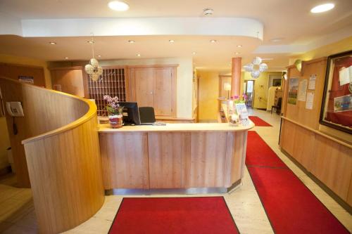 an office with a reception counter with a red carpet at Der Schütthof in Zell am See